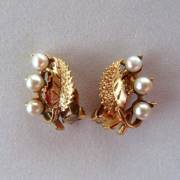 Faux pearl & gold leaves clip on vintage earrings - wedding - formalwear - 1960s - Picture 4 of 5